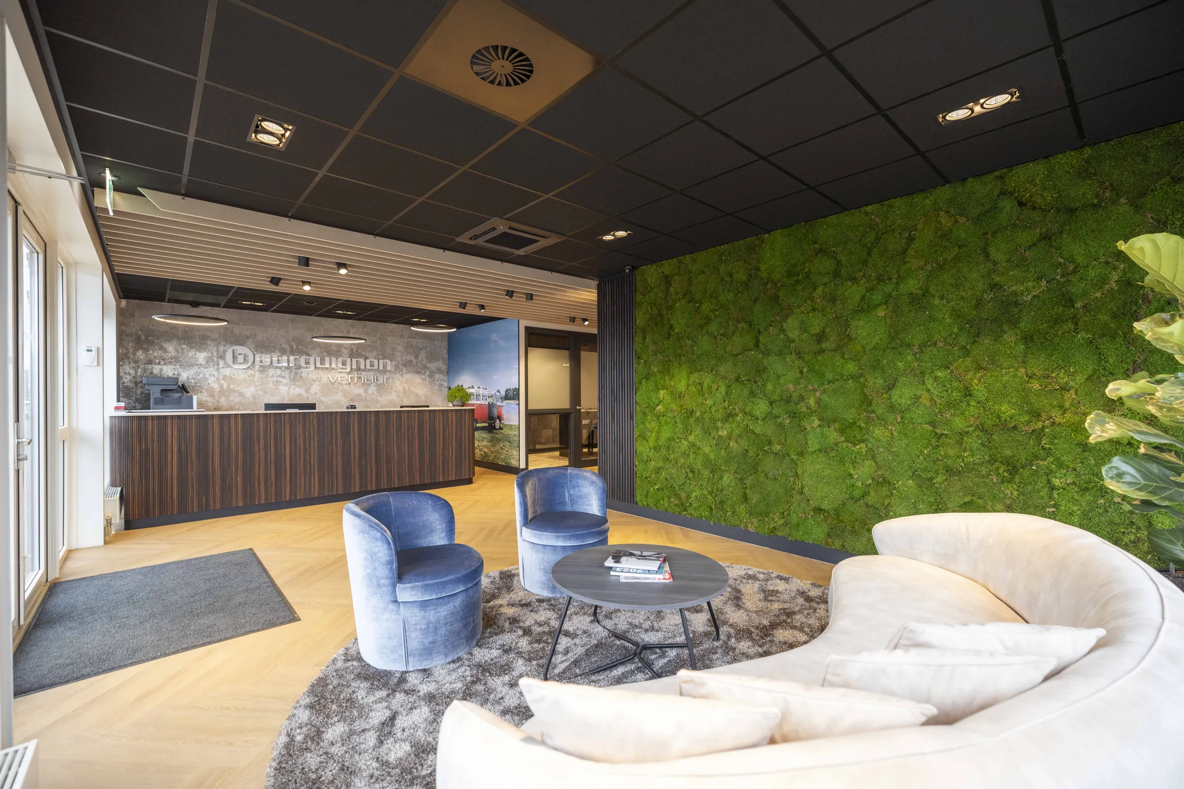 De ontvangst van Bourguignon Lease in Leeuwarden, met moswand en ronde loungebank