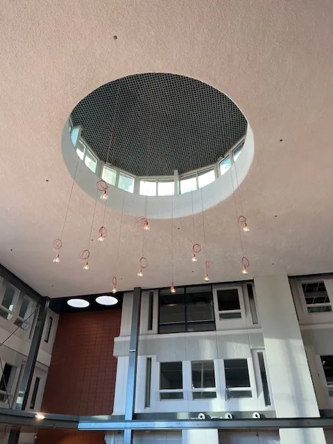 De lichtkoepel in het plafond, met hanglampen en nog geen boom eronder
