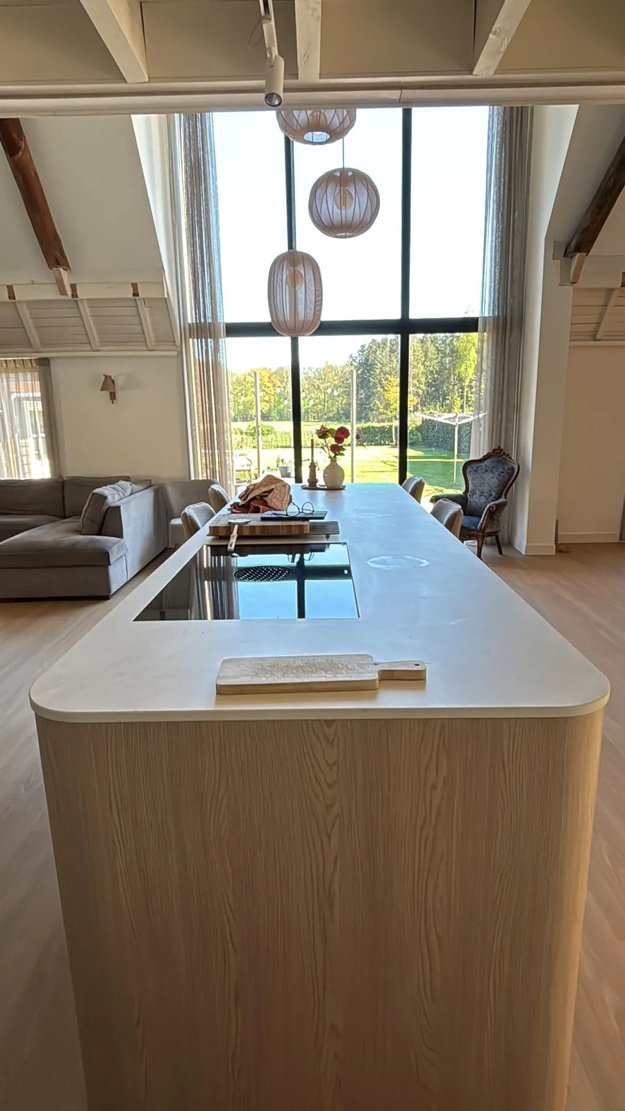 Het eiland met de inductiekookplaat en uitzicht op de tuin
