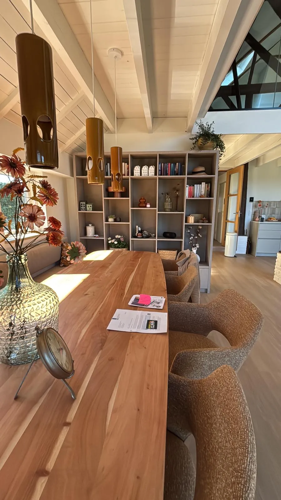 De vakkenkast met open vakken naast de eettafel