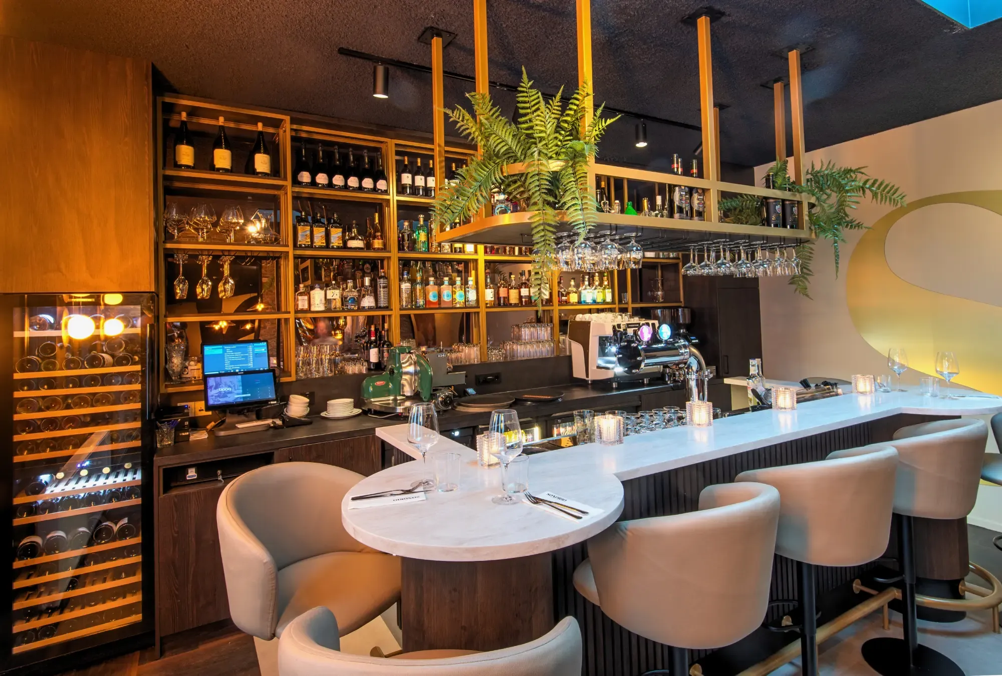 De opgeleverde bar van Sondrio in Drachten, met wijnkasten en een wit blad
